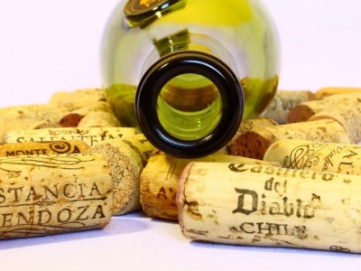 Nie wyrzucaj korka po winie, przyklej go do mebli. Zniknie irytujący problem