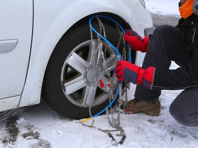 Jak wybrać łańcuchy na koła? Kierowcy nie znają zasad, błąd słono kosztuje