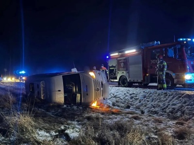 Wypadki, cofka i zablokowane trasy. Atak zimy w woj. warmińsko-mazurskim