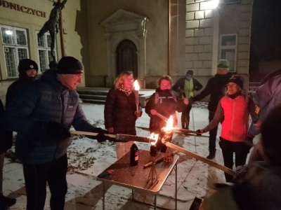 Aktywnie, w blasku pochodni pożegnali mijający rok…