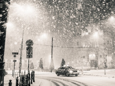 Śnieg nad Warszawą. Alert RCB, wzmożenie na drogach, brak ciepła na Pradze