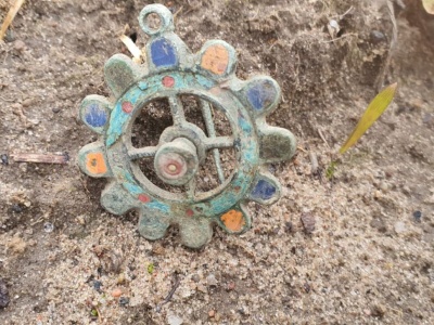 Niezwykłe znalezisko archeologiczne pod Grudziądzem. Starożytna fibula odkryciem roku w regionie