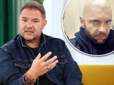 Tomasz Karolak pozwany. W tle świąteczna reklama. 