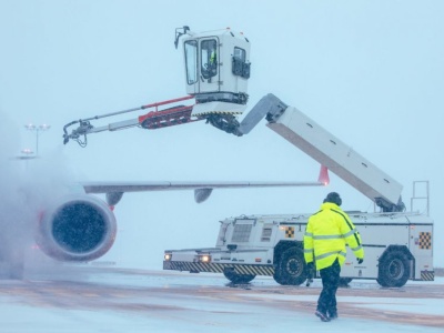 Atak zimy paraliżuje ruch lotniczy w Polsce. Samoloty przekierowane