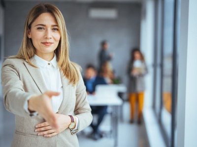 Savoir-vivre to przeżytek czy niezbędnik? Kompletny przewodnik po zasadach dobrego wychowania