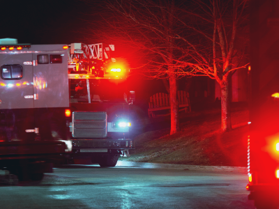 Matka i 7-letnie dziecko wpadli do stawu. Pilna akcja ratunkowa