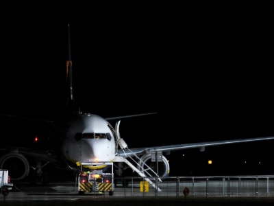 Lotnisko Warszawa-Modlin sparaliżowane. Śnieg pokrzyżował plany podróżnym