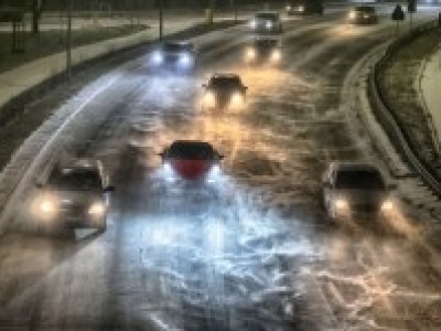 Atak zimy na północy Polski. Na S7 utknęło kilkaset aut