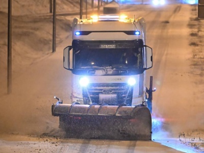 Fatalne warunki na trasie S7. Policja dostarcza kierowcom ciepłe posiłki