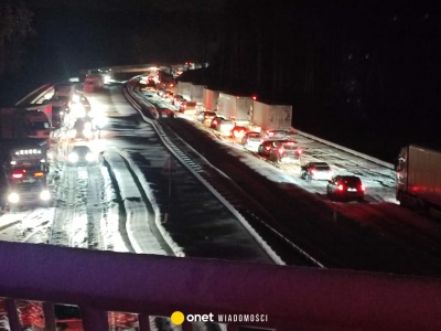 Trasa S7 stopniowo udrażniana, ale nadal niebezpiecznie. Bardzo trudne warunki