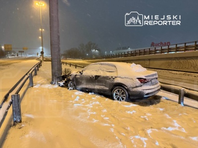 Zderzenie pługopiaskarki z Audi na Białołęce. Osobówka następnie uderzyła w słup