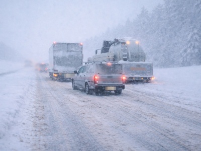 Trasa S51 Olsztyn – Olsztynek nieprzejezdna. Samochody stoją w śniegu