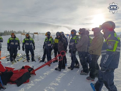 Policjanci na stokach w Beskidach. Trwa sezonowe dbanie o bezpieczeństwo narciarzy
