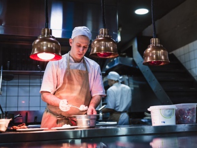 Zatrudnienie cudzoziemców w gastronomii w 2026. Nowe przepisy i nowe opłaty