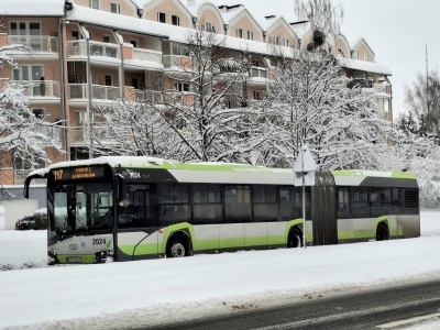 Ekstremalne opady śniegu paraliżują Olsztyn. Miasto apeluje: zostawcie auta w domu, dziś brak kontroli biletów