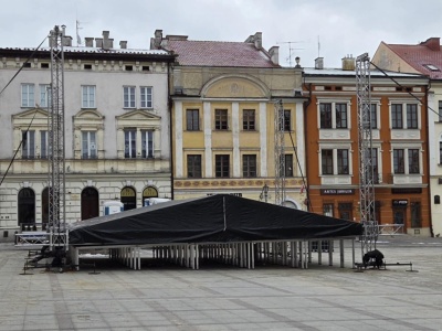 Sylwester na tarnowskim rynku dopięty na ostatni guzik. Afromental, DJ i bezhukowe fajerwerki