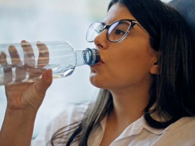 8 szklanek dziennie to błąd. Są nowe wytyczne dotyczące picia wody
