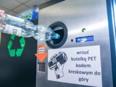 720 zł rocznie tracisz w sklepie. Koniec z gnieceniem butelek! Zaczyna się szok 2026