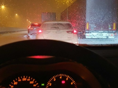 Stałem w korku na S7 podczas śnieżycy. Uratował mnie zjazd, ale na służby jestem wściekły
