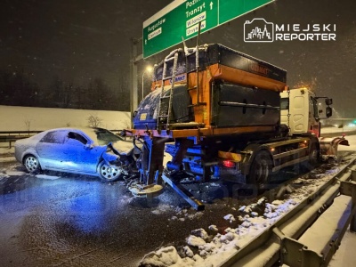 Kierujący Audi wjechał w pługopiaskarę i uciekł pieszo