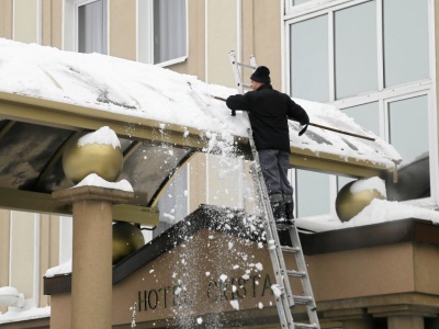 Polacy zapominają, że za śnieg na dachu grozi kara. Jak się go pozbyć bez wchodzenia na górę?