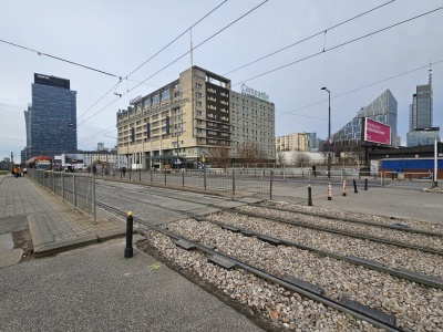 Katastrofalny stan wiaduktów kolejowych na Towarowej. Przystanki przesunięte jeszcze dalej