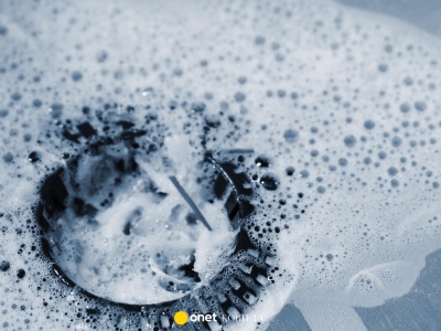 Wlej do odpływu i odczekaj godzinę. Rozpuści osad i usunie fetor