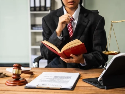 Chcesz rozumieć biznes od strony przepisów i umów? Oto studia, które łączą prawo z praktyką gospodarczą