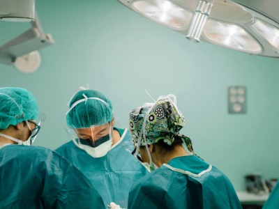 Została mała blizna. Pierś usunięto endoskopowo, nowa powstała z tkanek uda