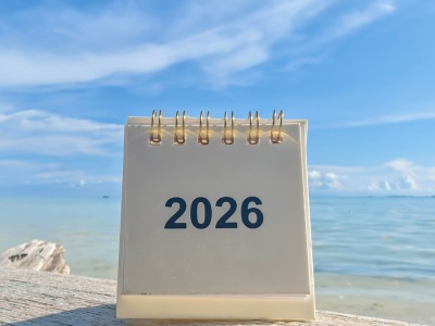 Jak zyskać 3 tygodnie odpoczynku, wykorzystując tylko połowę urlopu? Sprytne planowanie w 2026!