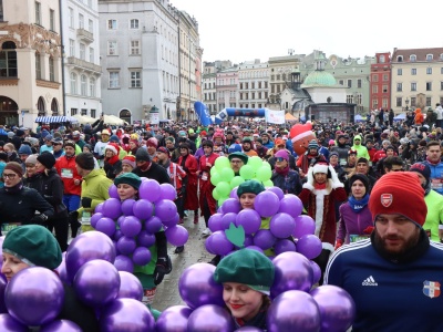 Krakowski Bieg Sylwestrowy 2025. Kolorowe przebrania na Rynku Głównym