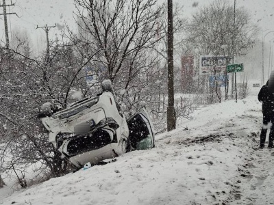 Osobówka wjechała pod ciężarówkę. Auto 69-latka zostało staranowane
