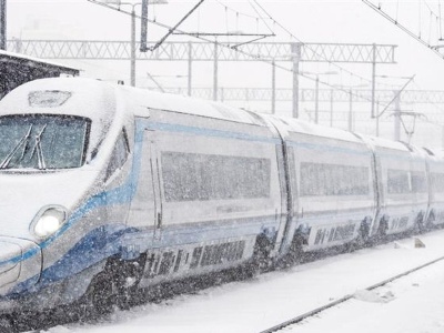 Trudne warunki i chaos na kolei. Pociąg Intercity utknął na stacji
