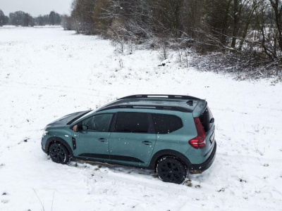 Śnieżyca w prognozach? Sprawdź, co zrobić przed wyjazdem w trasę, żeby nie utknąć na drodze