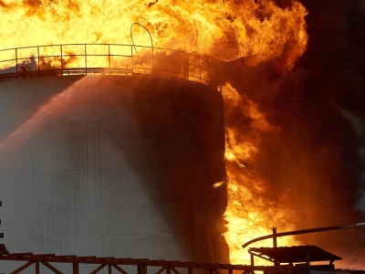 Celny atak w ważną, rosyjską bazę paliw. Olbrzymie płomienie na nagraniu