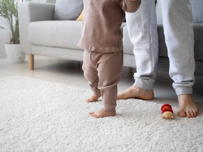 Twoje dywany znów czyste i puszyste! Sprawdź genialny sposób na plamy