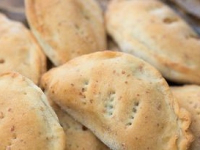 Na sylwestra robię furę kebabowych pierożków. Najlepiej smakują z sosem czosnkowym