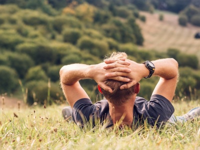 Karol bierze psychodeliki. 