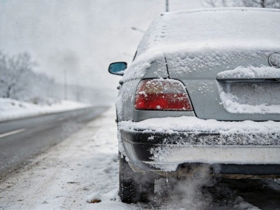 Aż dziwne, że wciąż robimy ten błąd. Zimowy nawyk rujnuje akumulator i silnik