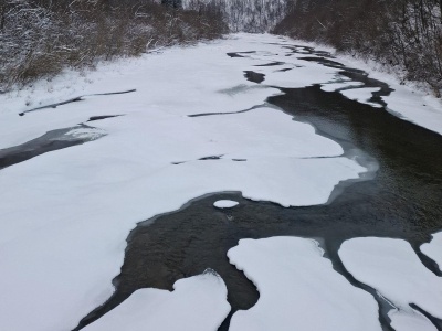 San skuty lodem? Zdjęcia nie kłamią: rzeka przypomina tę z opowieści naszych dziadków