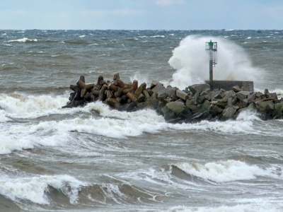 Uszkodzenia dwóch podmorskich kabli w jednym dniu. Służby informują o działaniach