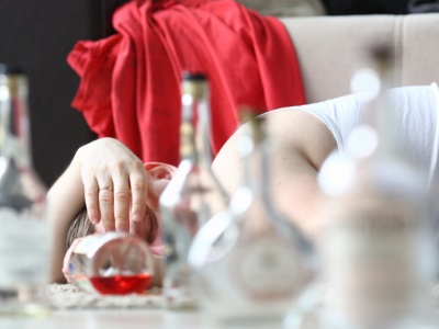 Tak rozpoznasz zatrucie alkoholowe. Ten objaw pojawia się, gdy jest już za późno