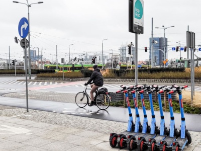 Czasami hulajnoga potrafi wylądować na szczycie mostu. Miasta biorą się za porządki