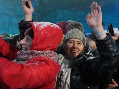 Zabawa się rozkręca! W Chełmie pod sceną są tłumy. Wszyscy tańczą!