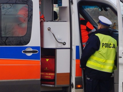 Policjanci obsługiwali kolizję, nagle jeden z kierowców padł nieprzytomny. Od razu ruszyli na pomoc