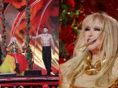 Odziana w ZŁOTY gorset Maryla Rodowicz czaruje na Sylwestrze TVP w towarzystwie PÓŁNAGICH mężczyzn. Ikona?