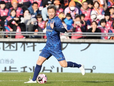 Ma 58 lat i wciąż zawodowo gra w piłkę. Oto w jakim klubie