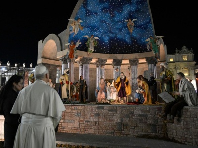 Watykan: papież modlił się przy szopce na placu św. Piotra