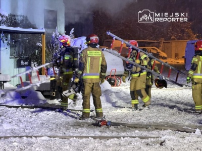 Pożar w lokalu gastronomicznym z burgerami. Z wnętrza wyniesiono kilka butli gazowych