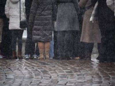 Stali w długiej kolejce. Odbili się od drzwi mimo biletów na koncert